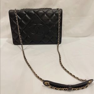 Authentic Vintage Chanel CC Diamond Flap Handbag Size Med in Black and Gold HW